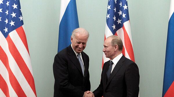 Vladímir Putin y Joe Biden (archivo, 2011) - Sputnik Mundo