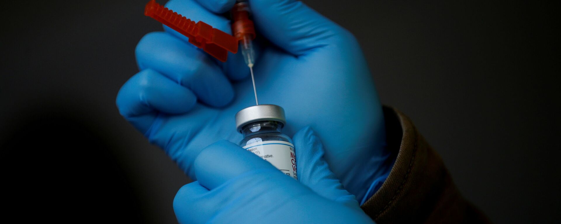 Un profesional de la salud extrae una dosis de una vacuna contra el COVID-19 de un vial (archivo) - Sputnik Mundo, 1920, 01.02.2021