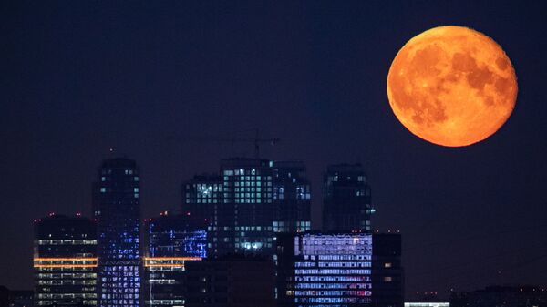 Una luna llena en Moscú, Rusia - Sputnik Mundo