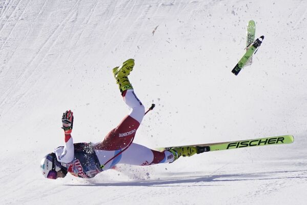 El esquiador suizo Urs Kryenbuehl resultó gravemente herido tras sufrir una aparatosa caída en la etapa de la Copa del Mundo de Esquí Alpino celebrada en Kitzbuehel, en Austria.  - Sputnik Mundo