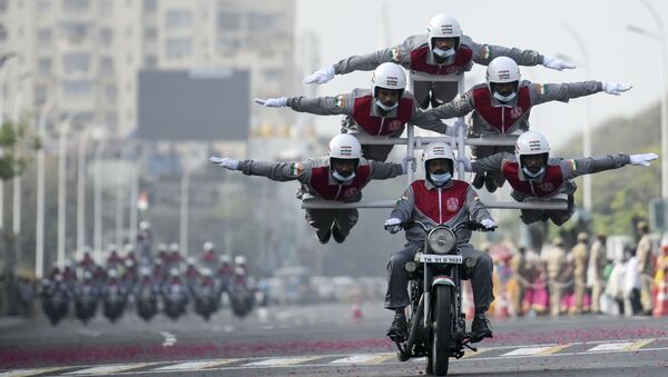 Акробатический трюк в исполнении полицейских курсантов во время генеральной репетиции предстоящего парада в честь Дня Республики в Ченнае, Индия - Sputnik Mundo