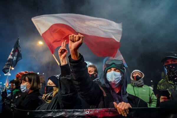 Una protesta contra la prohibición del aborto en Polonia.  - Sputnik Mundo