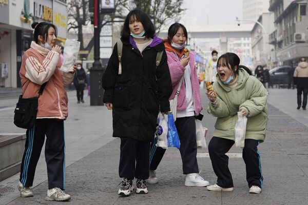 Unas jóvenes en una de las calles de Wuhan, China.  - Sputnik Mundo