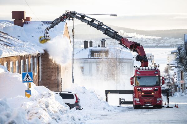 Una excavadora limpia la nieve tras una tormenta en la ciudad de Ornskoldsvik, en Suecia.   - Sputnik Mundo