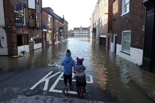 El río Ouse se desborda e inunda la ciudad de York, al noreste de Inglaterra. - Sputnik Mundo