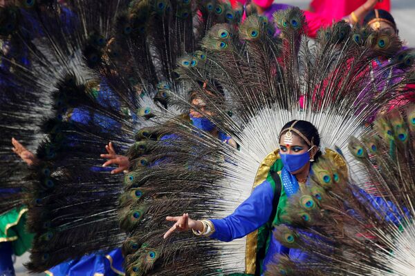 Unos bailarines vestidos con trajes nacionales en el ensayo general del desfile del Día de la República en Nueva Delhi, la India.  - Sputnik Mundo