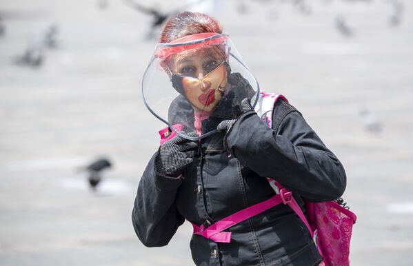 Una mujer con mascarilla en Bogotá, Colombia.  - Sputnik Mundo