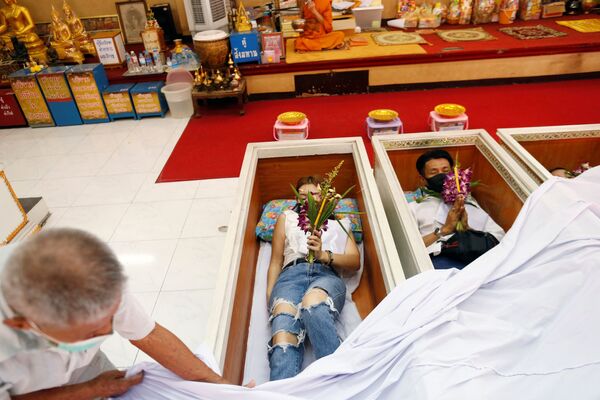Los tailandeses esperan que el rito les ayude a cambiar su vida y atraer la suerte. - Sputnik Mundo