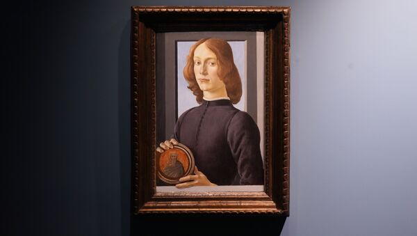Joven con un redondel, retrato hecho por Sandro Botticelli  - Sputnik Mundo