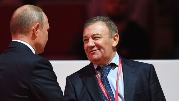 Arkadi Rotenberg (dcha.) junto a Vladímir Putin en 2019 - Sputnik Mundo