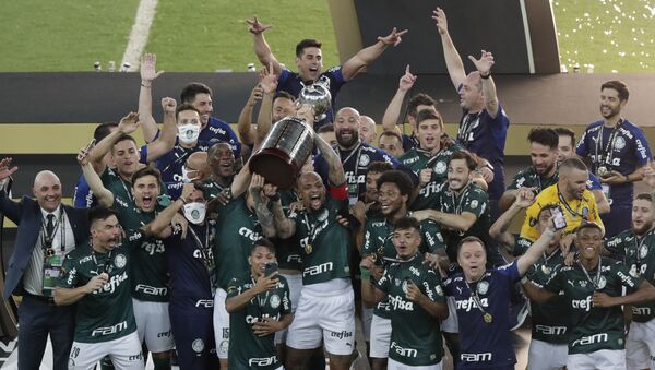 La Sociedade Esportiva Palmeiras con el trofeo de la Copa Libertadores - Sputnik Mundo