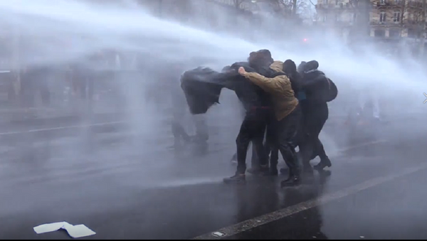 Los parisinos protestan por la ley de seguridad global  - Sputnik Mundo