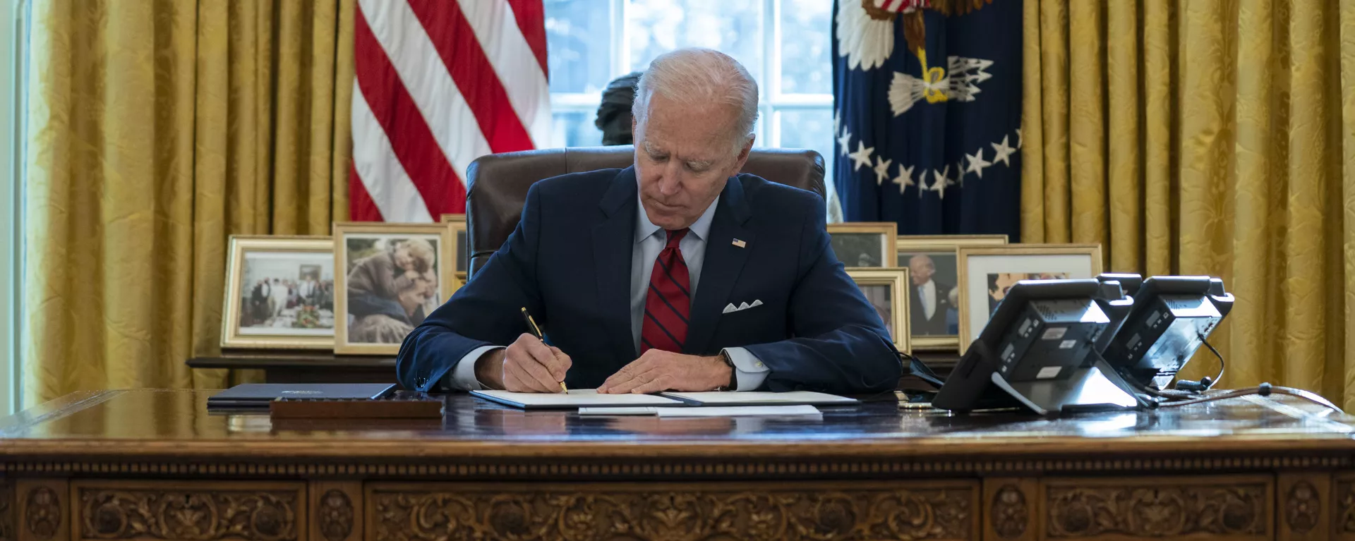 Joe Biden, presidente de EEUU, firma varios documentos ejecutivos en el Despacho Oval de la Casa Blanca, en Washington, el 28 de enero del 2021 - Sputnik Mundo, 1920, 28.04.2024
