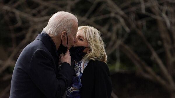Joe Biden, presidente de EEUU, se besa con su esposa, Jill Biden (archivo) - Sputnik Mundo