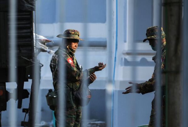Según los datos de la agencia de noticias japonesa Kyodo, bajo el control de los militares está la zona alrededor del edificio de la administración de la ciudad más grande de Birmania, Rangún. Los medios señalan que en las calles patrullan soldados y vehículos militares, pero en general en Rangún y otras ciudades del país la situación es tranquila.En la foto: los soldados en el palacio municipal de la ciudad de Rangún, en Birmania.    - Sputnik Mundo