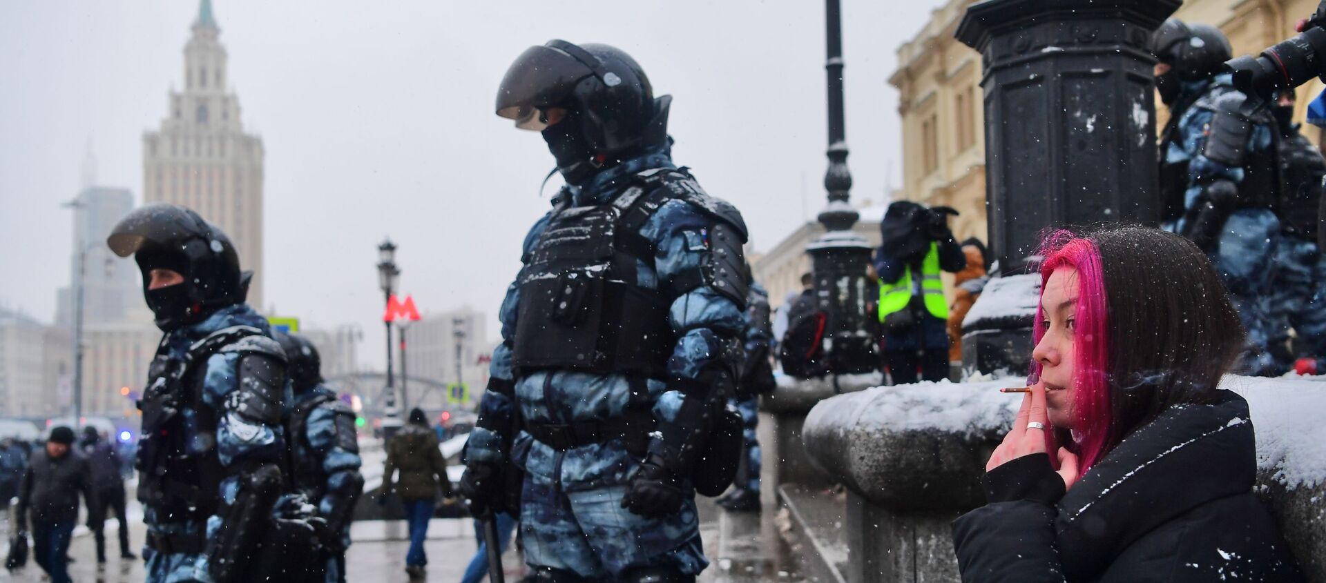Agentes de seguridad rusos durante las protestas no autorizadas celebradas el 31 de enero en Rusia - Sputnik Mundo, 1920, 09.02.2021