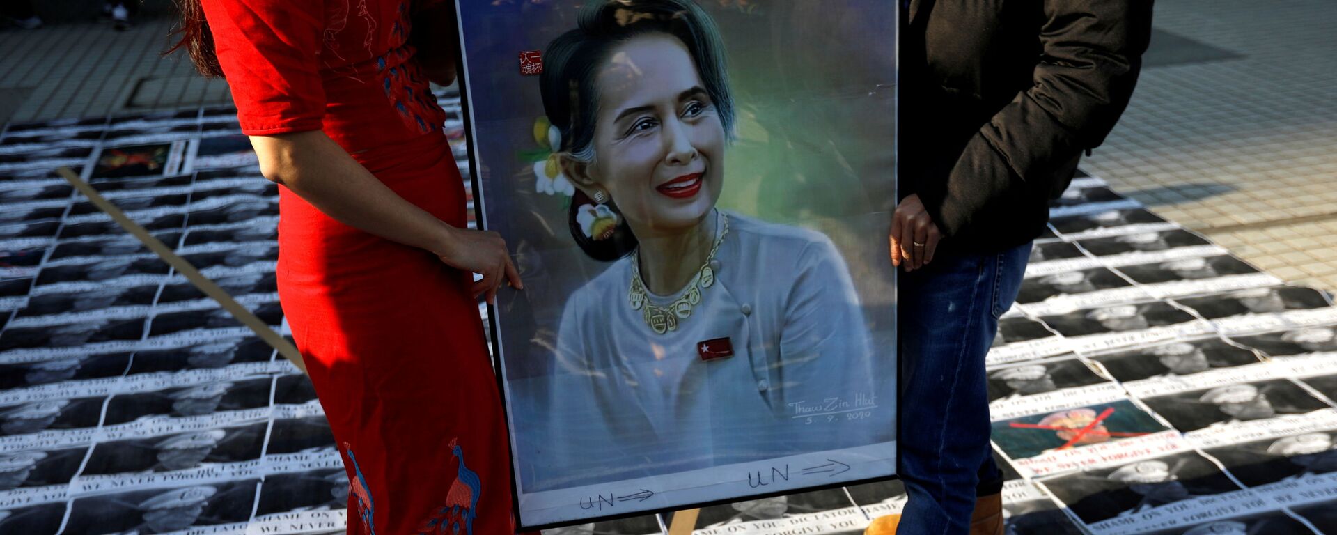 Manifestantes con la imagen de la líder birmana Aung San Suu Kyi - Sputnik Mundo, 1920, 07.12.2021