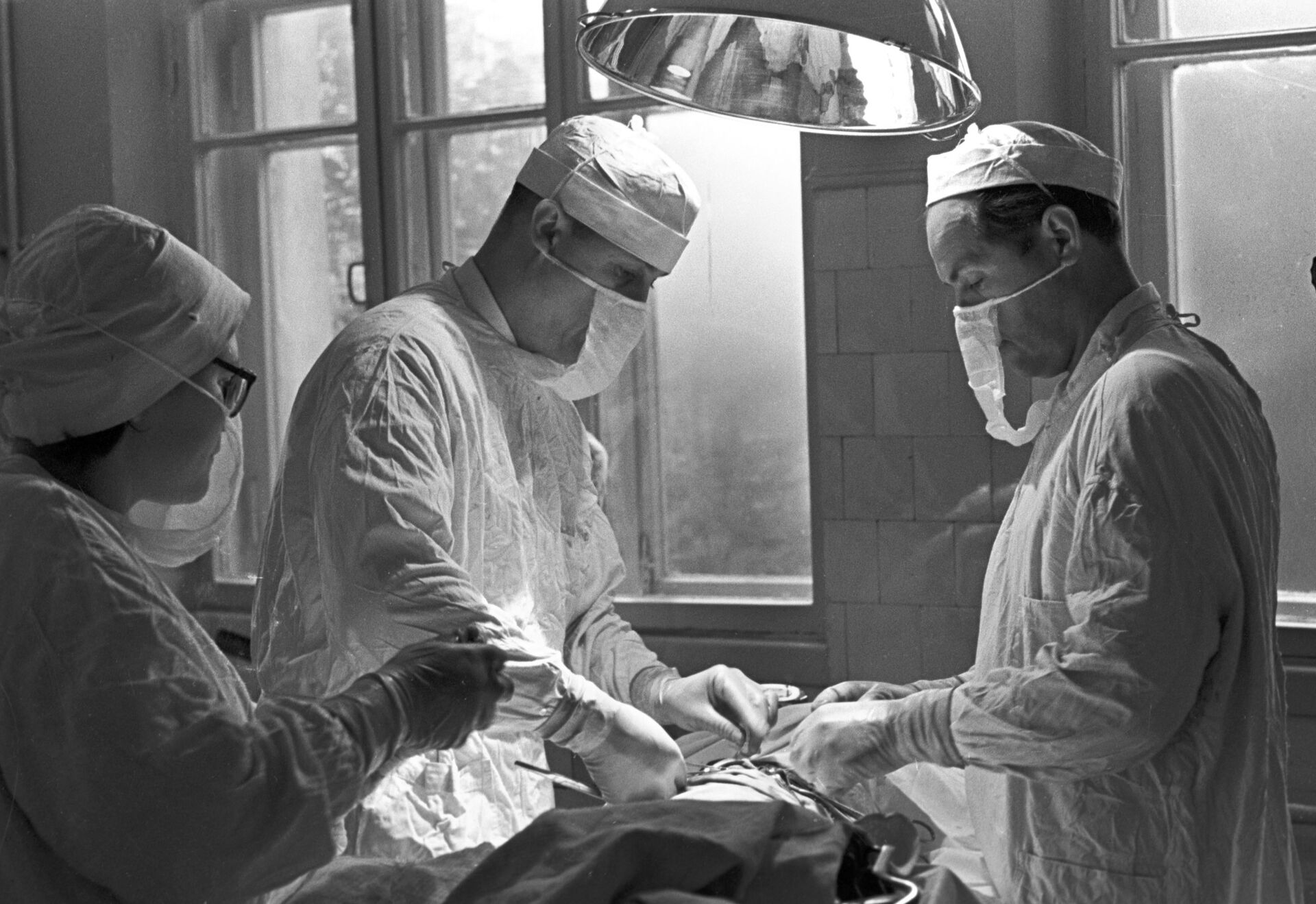 Vladímir Démijov (a la derecha) realiza un trasplante de corazón a un perro (1962) - Sputnik Mundo, 1920, 11.02.2021