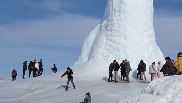 Un 'volcán de hielo' en Kazajistán atrae a decenas de turistas - Sputnik Mundo