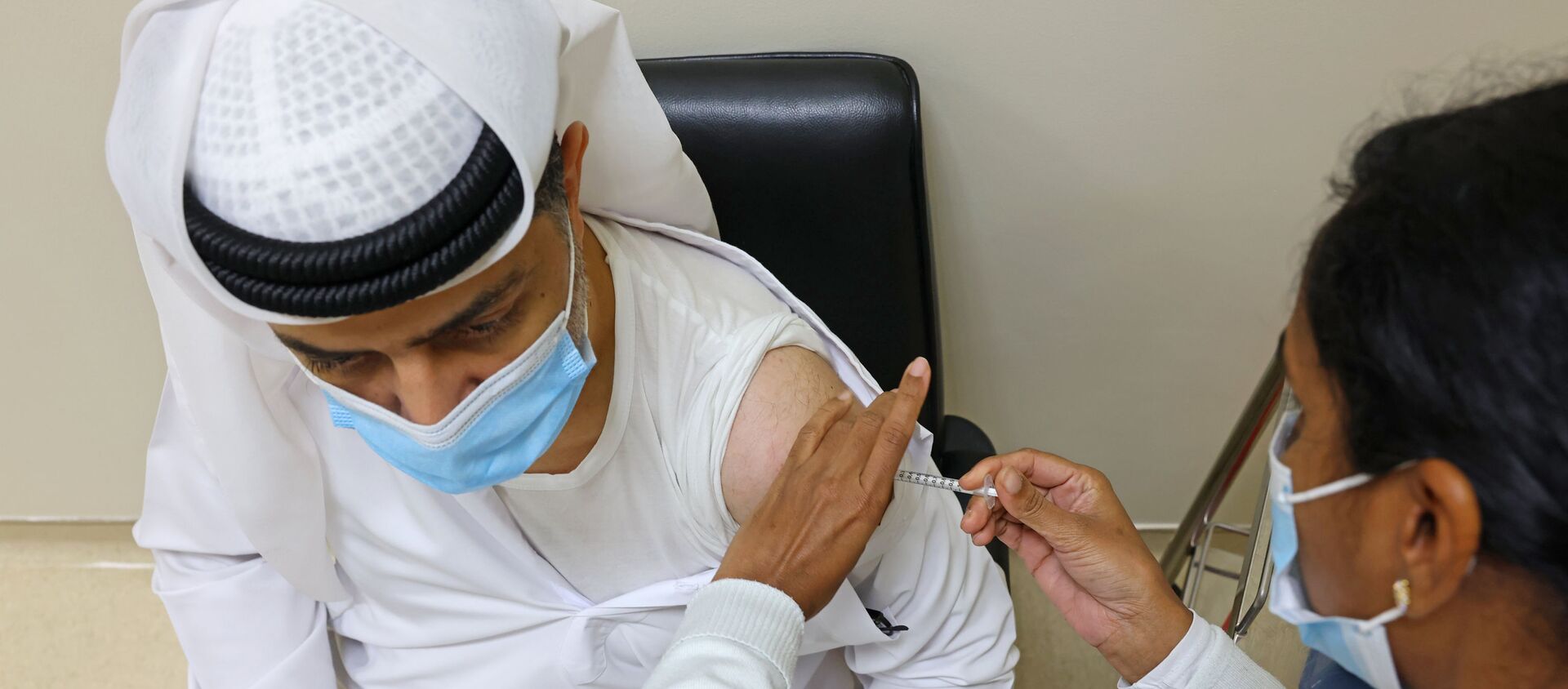 Un hombre se vacuna en Dubái contra el COVID-19 en diciembre de 2020 - Sputnik Mundo, 1920, 03.02.2021