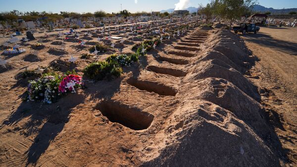Tumbas recién excavadas en un cementerio, en medio de la pandemia de la enfermedad del coronavirus - Sputnik Mundo