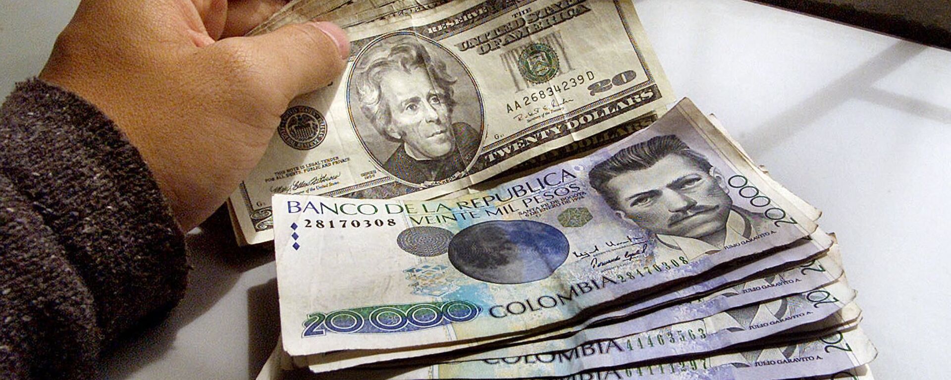 Pesos colombianos y dólares - Sputnik Mundo, 1920, 01.07.2022