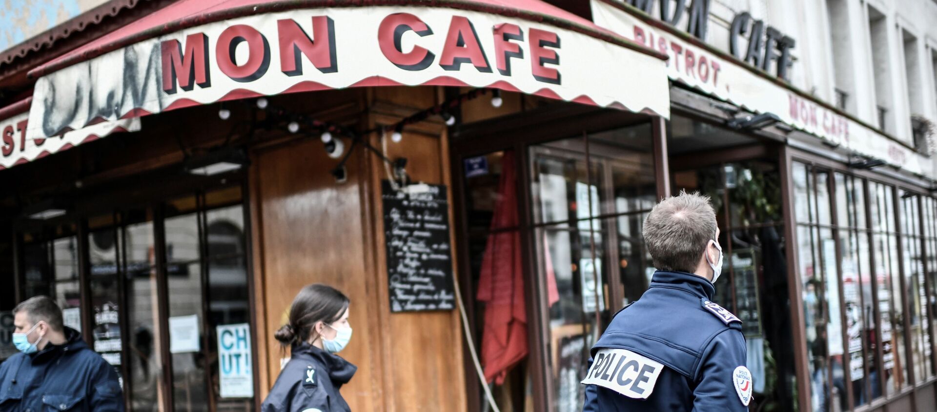 Policías franceses custodian un bar de París - Sputnik Mundo, 1920, 05.02.2021