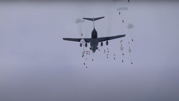 Los paracaidistas militares rusos realizan más de 1.700 saltos en un único día - Sputnik Mundo