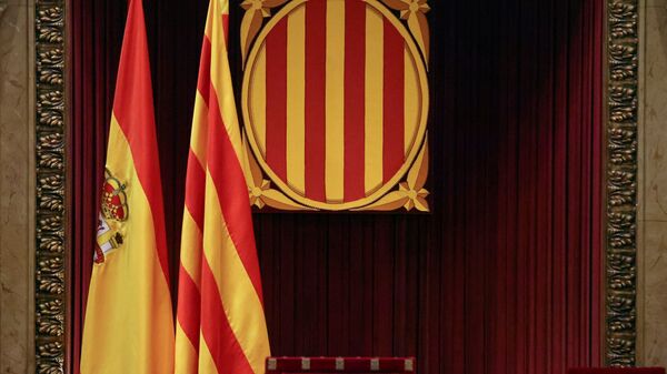 Banderas de España y Cataluña en el Parlamento catalán - Sputnik Mundo