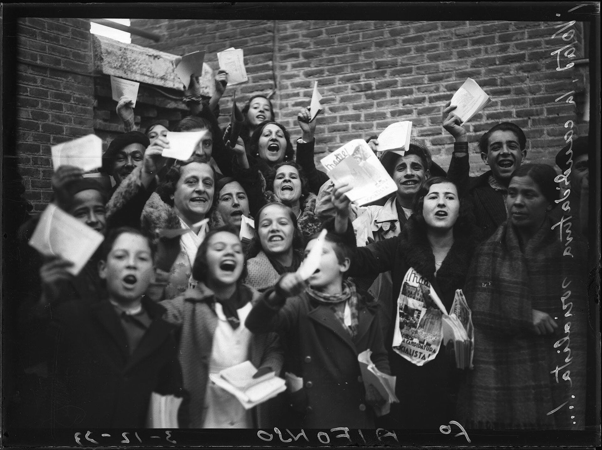 Grupo de mujeres festejando el reconocimiento del sufragio femenino en la II República de España - Sputnik Mundo, 1920, 11.02.2021