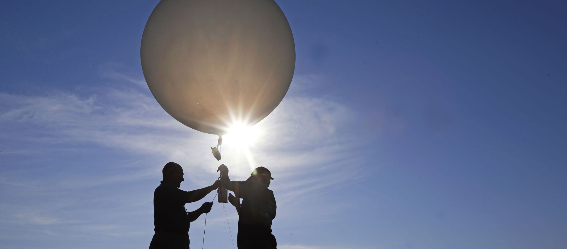 Unas personas lanzan un globo meteorológico (imagen referencial) - Sputnik Mundo, 1920, 05.02.2021