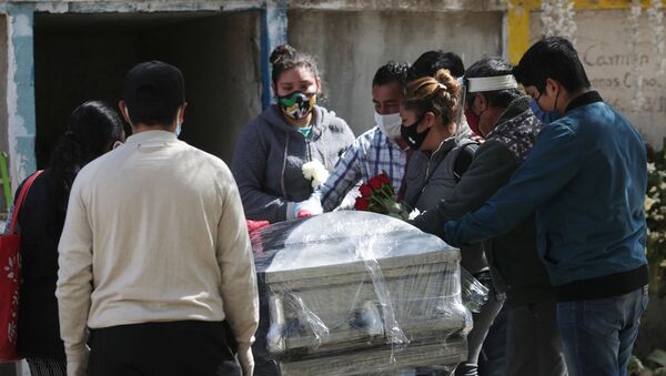 Funeral de una persona fallecida por las enfermedades provocadas por el nuevo coronavirus, México - Sputnik Mundo