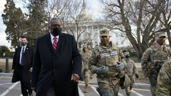 El secretario de Defensa de EEUU, Lloyd Austin, visita a las tropas de la Guardia Nacional desplegadas en el Capitolio, el 29 de enero de 2021, Washington, EEUU. - Sputnik Mundo