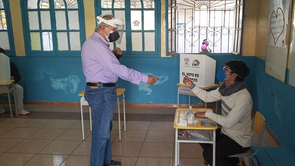 Votante en la Unidad Educativa Quintiliano Sánchez - Sputnik Mundo