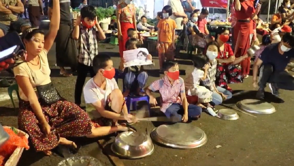 Los birmanos salen en protesta contra el golpe de Estado en su país - Sputnik Mundo