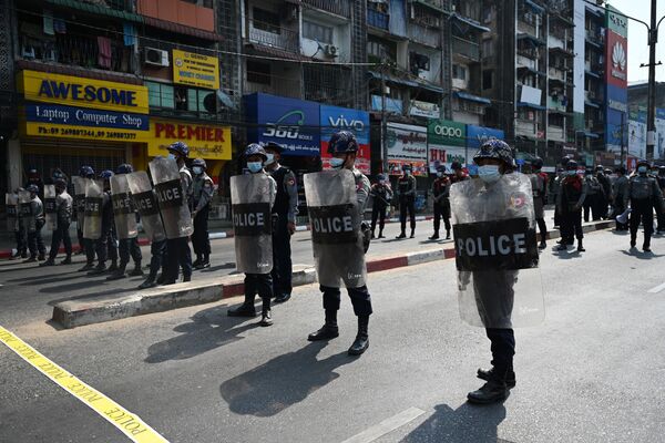 Agentes de Policía durante las protestas contra el golpe militar en Birmania en el centro de Rangún. - Sputnik Mundo