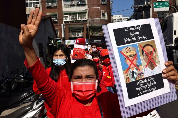 Los manifestantes de Birmania han recibido el apoyo de otros países. En la foto: unos miembros de la comunidad birmana en Taiwán durante una protesta contra el golpe militar en Birmania en una calle de Taipéi.  - Sputnik Mundo