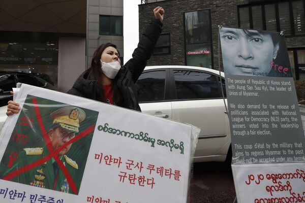 Una mujer birmana que vive en Corea del Sur durante una protesta ante la oficina del agregado militar de Birmania en Seúl. - Sputnik Mundo