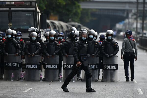 Los agentes de Policía durante las protestas contra el golpe militar en Birmania en el centro de Rangún. - Sputnik Mundo