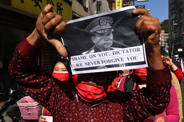 Los militares declararon el estado de emergencia por un año y detuvieron a la jefa de Gobierno, Aung San Suu Kyi, al presidente, Win Myint, y a otros altos cargos por supuestas irregularidades durante las elecciones del 8 de noviembre de 2020. En la foto: miembros de la comunidad birmana en Taiwán durante una protesta contra el golpe militar en una calle de Taipéi. - Sputnik Mundo