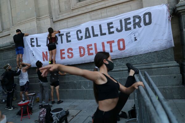Los artistas callejeros se preparan para una protesta contra la brutalidad policial tras el asesinato de Francisco Martínez. - Sputnik Mundo