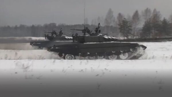 Como en un campo de batalla: entran en acción los tanques T-72B3 en pleno invierno - Sputnik Mundo