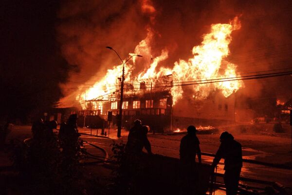 Los manifestantes incendiaron la sede de la municipalidad, la oficina municipal de correos y la del Registro Civil. Tres bomberos resultaron heridos.  - Sputnik Mundo