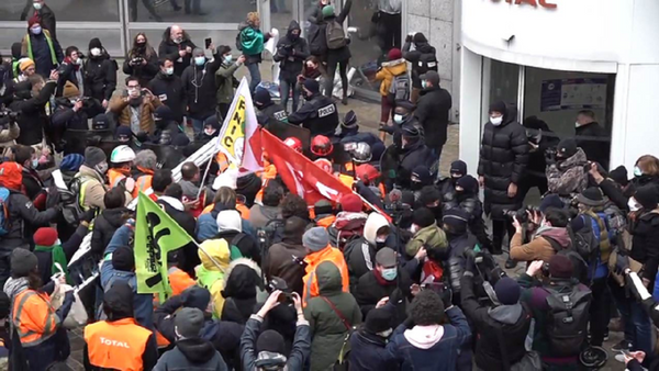 Trabajadores de la petrolera Total se enfrentan a la Policía en París - Sputnik Mundo