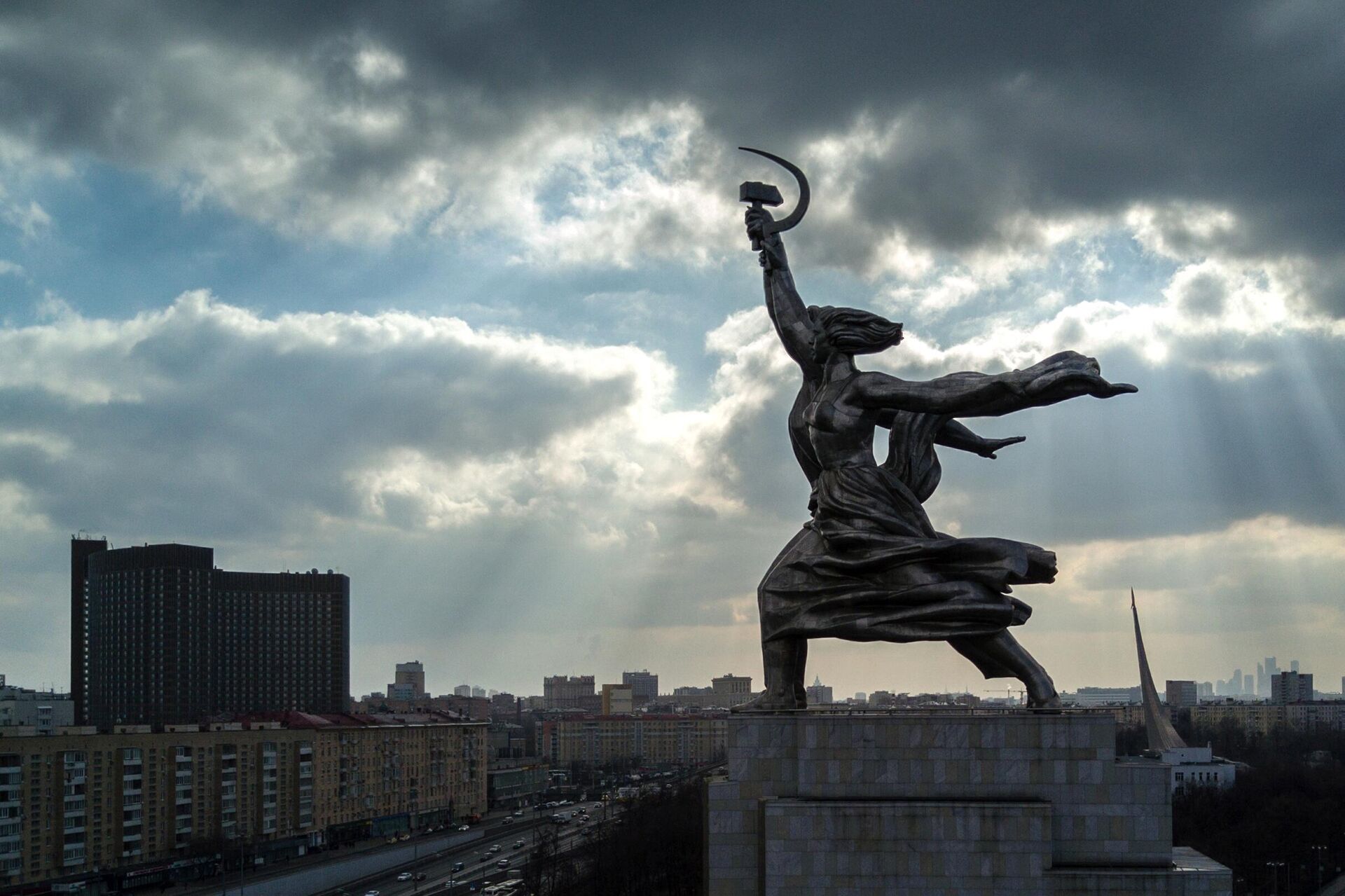 Estatua de el Obrero y la koljosiana - Sputnik Mundo, 1920, 11.02.2021