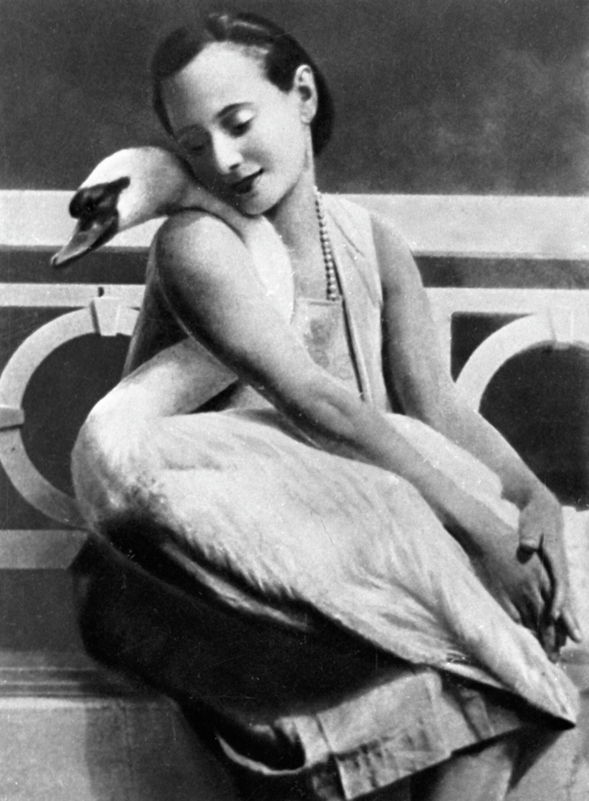 Anna con su cisne doméstico Jack - Sputnik Mundo, 1920, 12.02.2021