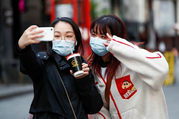 Unas muchachas se toman selfies en el barrio chino de Londres en vísperas del Año Nuevo lunar. - Sputnik Mundo