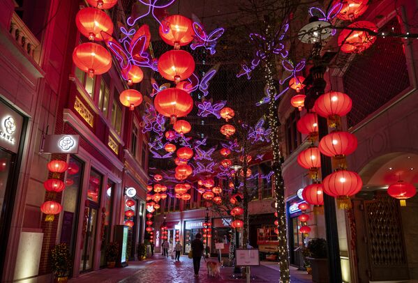 Cientos de luces rojas sobre la avenida Lee Tung durante los preparativos para el próximo Año Nuevo Chino en Hong Kong. - Sputnik Mundo