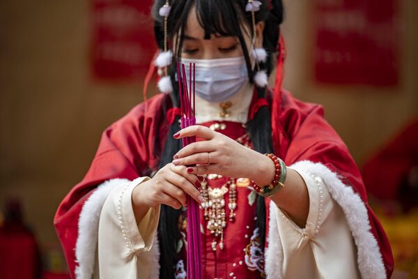 Una mujer en un traje típico durante las oraciones en el templo Ma Zhu Miao, Japón. - Sputnik Mundo