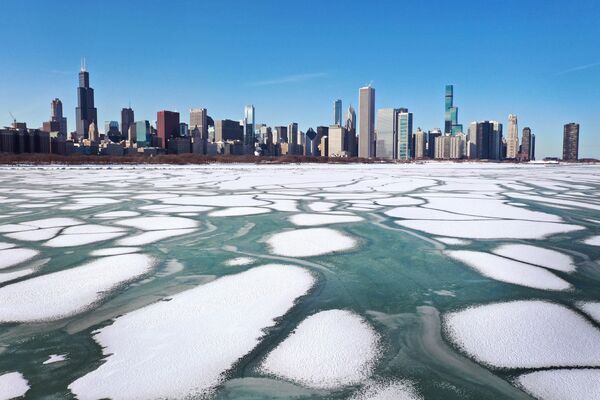 El lago Michigan, congelado por las bajas temperaturas del invierno en el noroeste de Estados Unidos.  - Sputnik Mundo